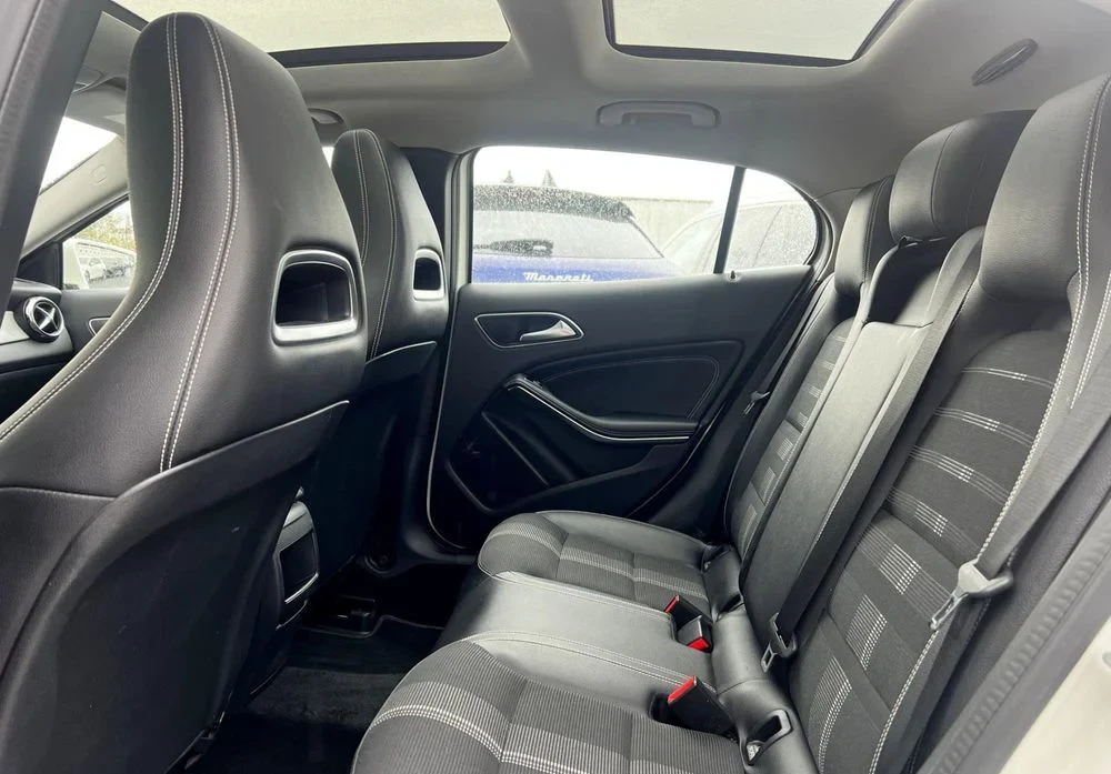 Poza 26 Mercedes-Benz GLA 180 7G-DCT Urban